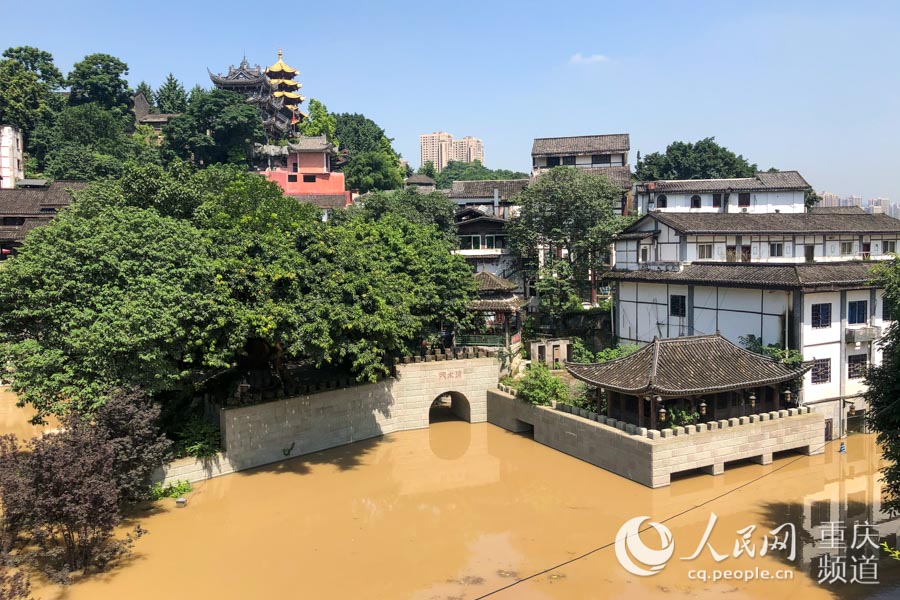 7月27日，嘉陵江洪水致使重慶磁器口古鎮清水門前部分路面被淹。鄒樂攝