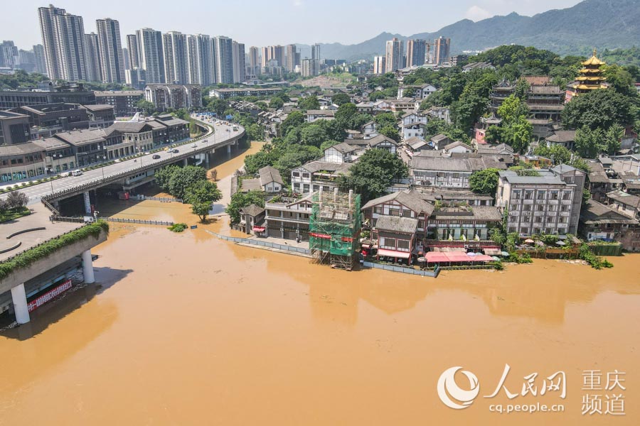 7月27日，重慶，洪水過境的磁器口古鎮部分路面被淹沒。鄒樂攝