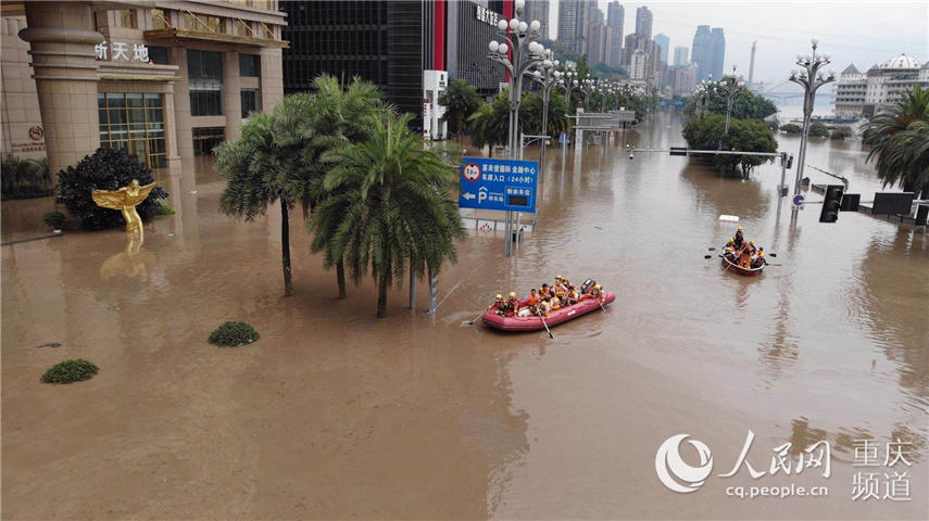 8月19日，洪峰過境重慶南濱路被淹。南岸區消防出動救生艇施救被困群眾。郭旭 攝