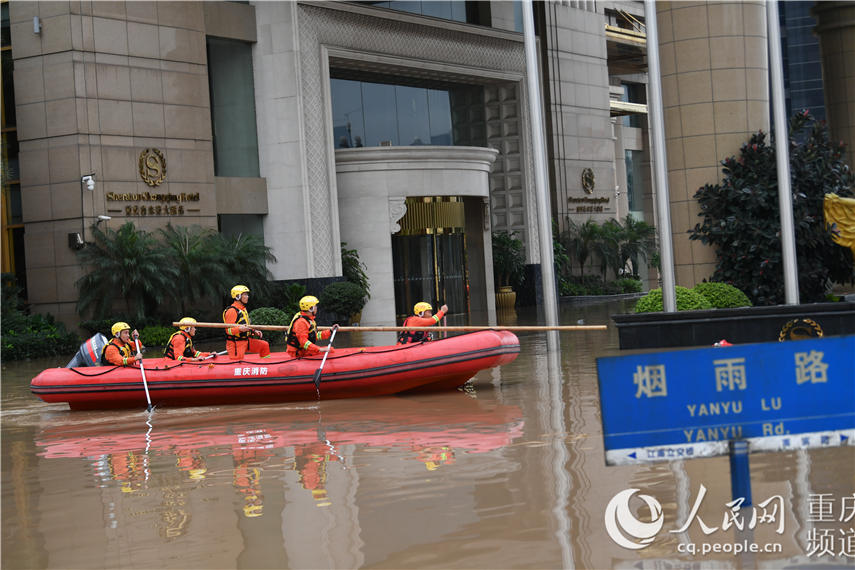 8月19日，洪峰過境重慶南濱路被淹。南岸區消防出動救生艇施救被困群眾。郭旭 攝