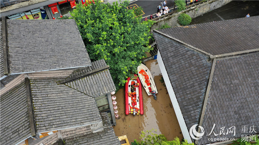 8月19日，洪峰過境重慶南濱路被淹。南岸區消防出動救生艇施救被困群眾。郭旭 攝