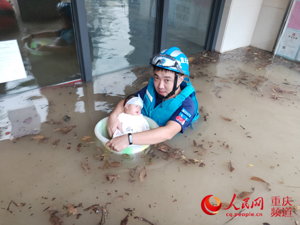 洪峰过境重庆 救援队员用脸盆救出婴儿