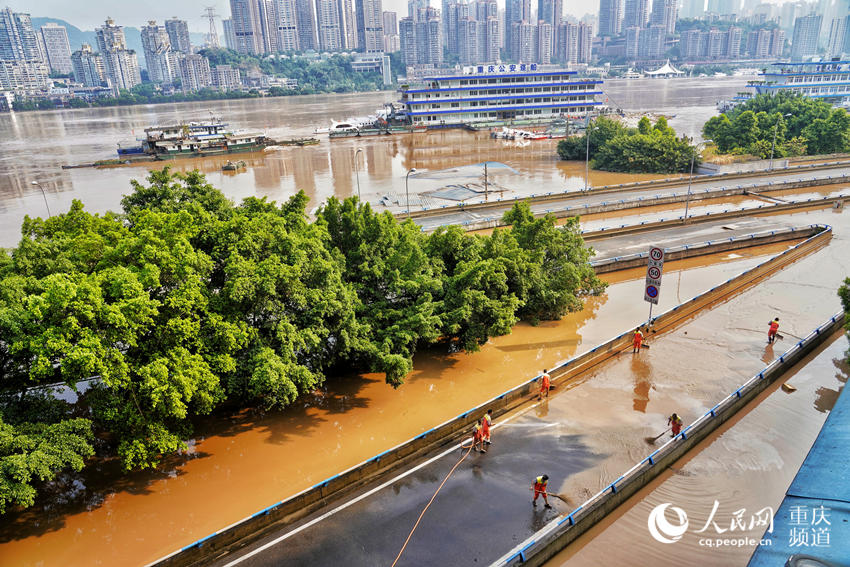 8月21日，重慶渝中區儲奇門江邊，環衛工人正在清掃積水。 羅嘉攝