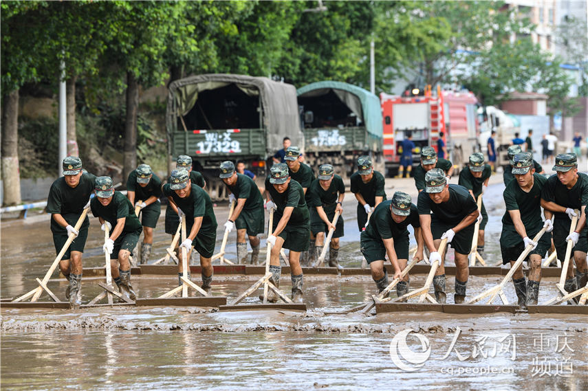 重庆：洪水退去 武警官兵奋战清淤一线