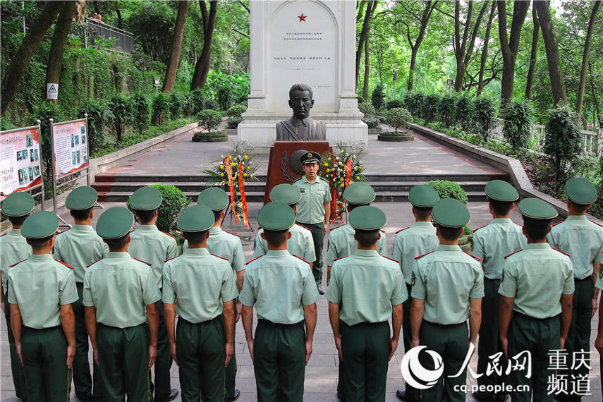 武警官兵在烈士墓前重溫“九一八”事變歷史。李東攝