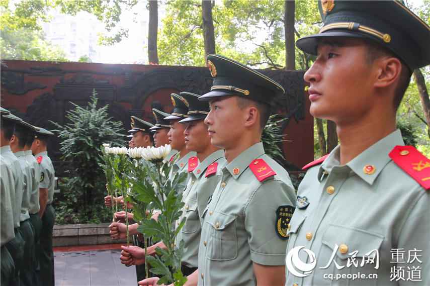 武警官兵神情肅穆。李東攝