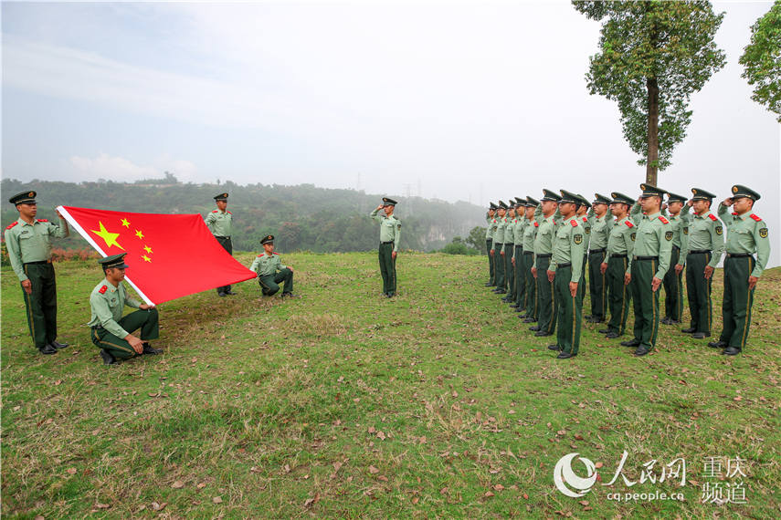 武警官兵向国旗宣誓。彭勇摄