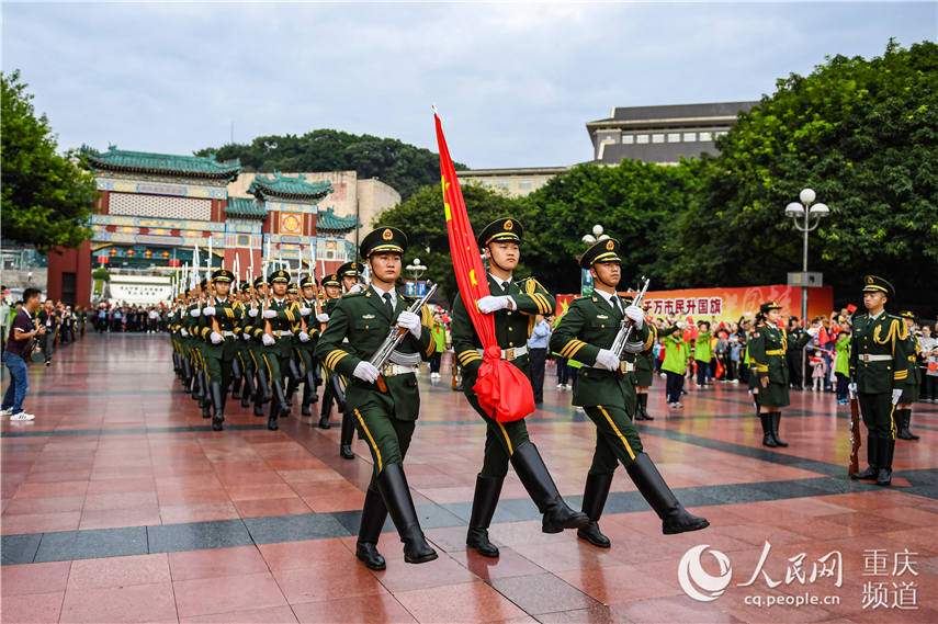 10月1日清晨，重慶市人民廣場舉行隆重的升國旗儀式。圖為國旗護衛隊換正步前進。王肸攝