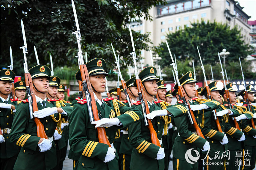 10月1日清晨，重慶市人民廣場舉行隆重的升國旗儀式。圖為國旗護衛隊員在升國旗前練習動作。王肸攝
