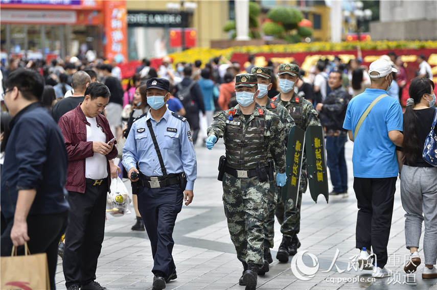10月1日，武警重慶總隊執勤第二支隊官兵在重慶解放碑步行街巡邏執勤。唐志勇攝