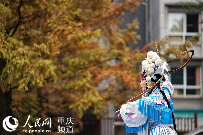 重慶川劇院青年演員表演川劇《別洞觀景》。 羅嘉攝