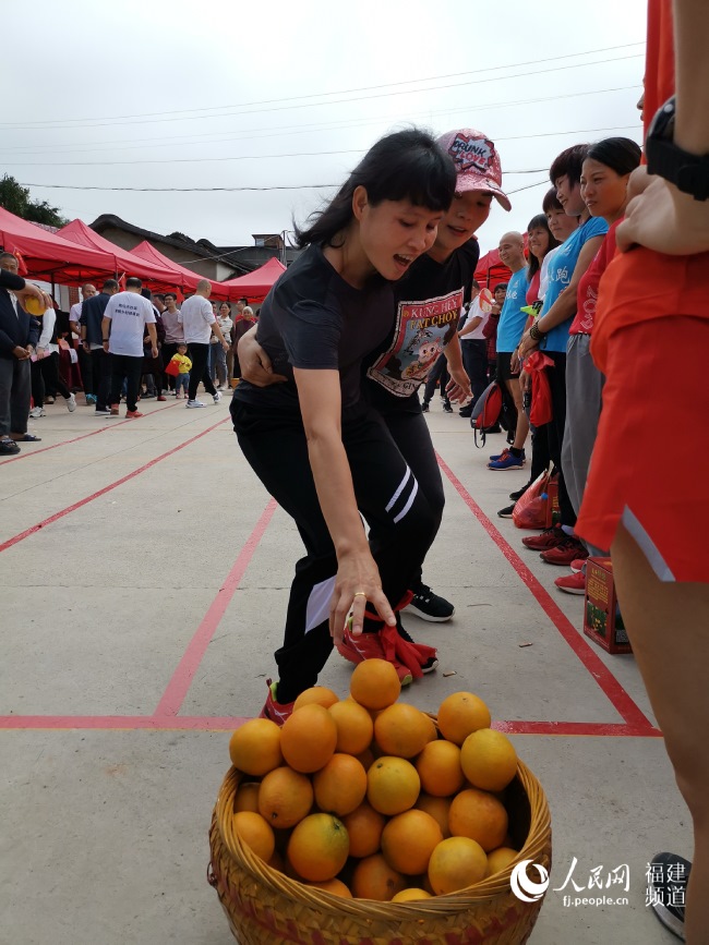 18日“南安市第三節蓬華臍橙豐收文化旅游周”活動上，舉行趣味運動會。楊江參供圖