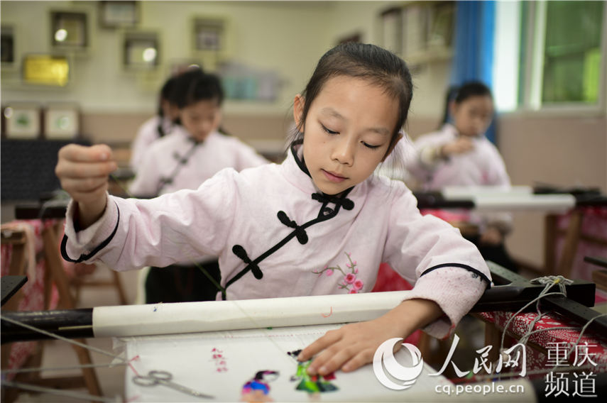 孩子們正在“非遺課堂”學習正則繡。 胡悅建攝