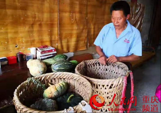 巴南脱贫户珍藏扶贫帮扶总账要把账本入族谱
