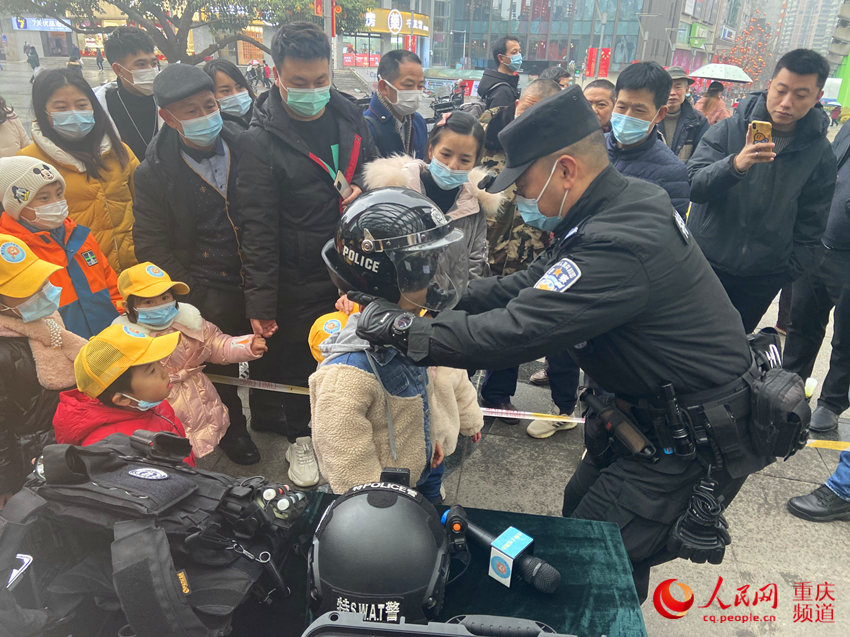 重慶市公安局九龍坡區分局展示的警用設備，引來不少市民的圍觀體驗。 重慶九龍坡警方供圖