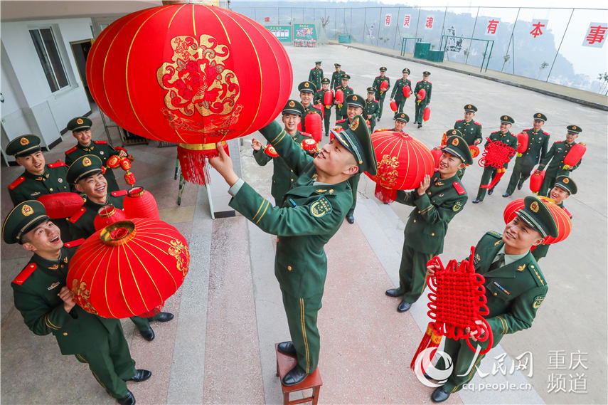 重庆：挂灯笼、贴春联，武警军营年味浓