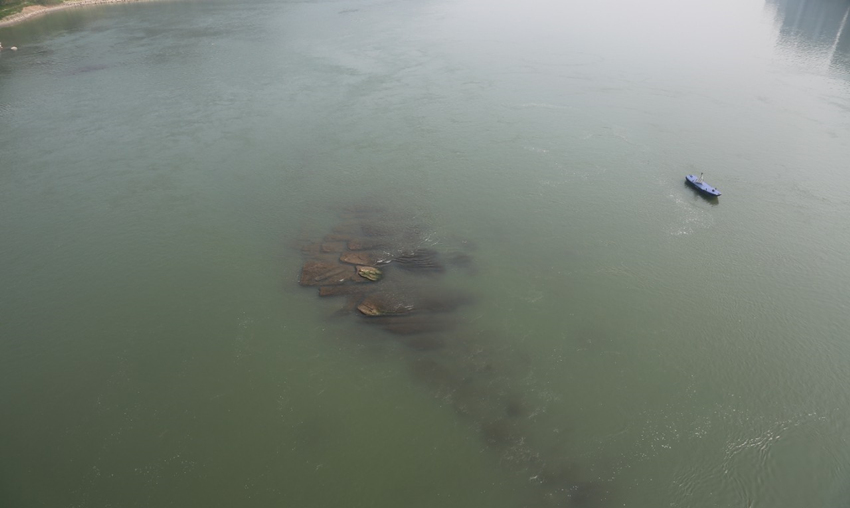 位于重庆市江津区长江水域的莲花石浮出水面。江津区文管所供图