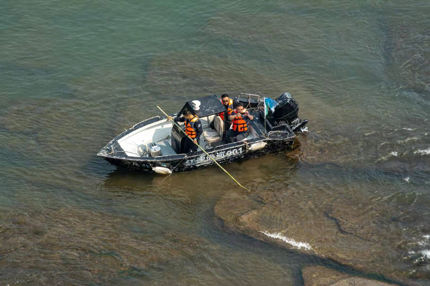 江津区文物管理所工作人员对莲化石出水部分进行巡检。江津区文管所供图