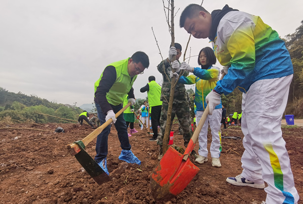 地产公司重庆分公司分别认领树苗,用实际行动参与五布河生态文明建设