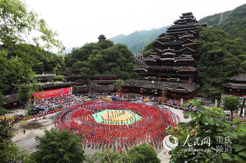 第十届中国乌江苗族踩花山节开幕现场。 廖唯摄