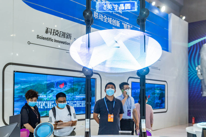 5月21日，重庆高新区展厅运用3D视频矩阵MAPPING、3D立体雕塑等技术展示辖区重点企业的高新技术产品。邹乐摄