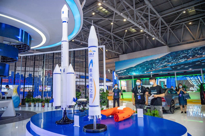 5月21日，重庆两江新区展厅展出的辖区企业带来的火箭模型。邹乐 摄