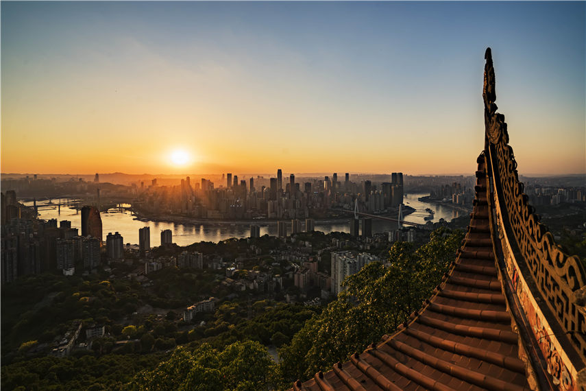 南山上登高遠眺，落日為兩江環抱的山城平添一份壯麗色調。黃進攝