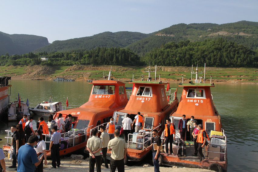 重慶市巫山縣148名高三學生坐船赴考。巫山縣委宣傳部供圖