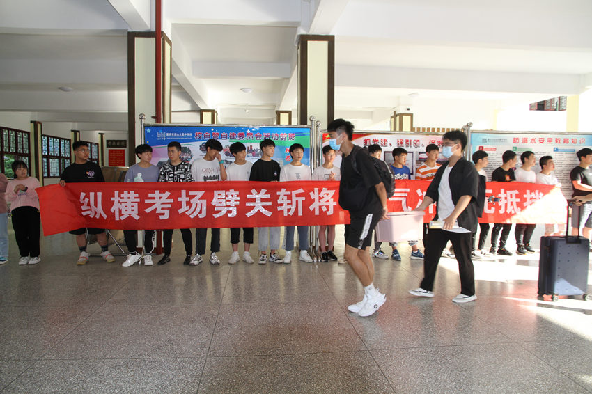 重慶市巫山縣148名高三學生坐船赴考。巫山縣委宣傳部供圖