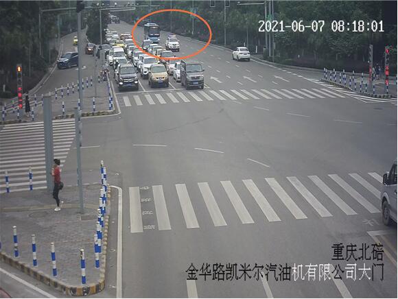 高考首日重庆一送考大巴车“落单”警方紧急护航