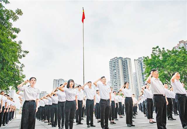 重庆举行新党员代表入党宣誓活动