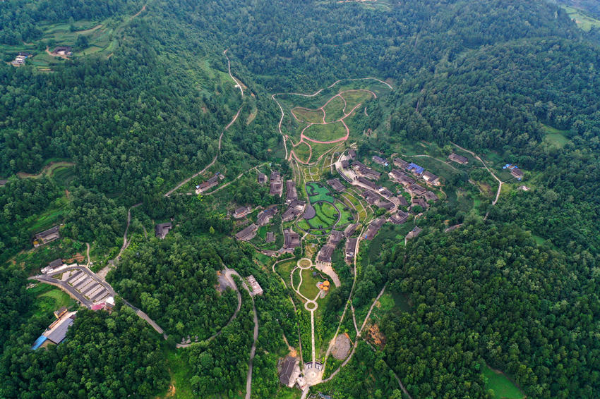 被青山環抱的羅家坨苗寨。楊敏攝