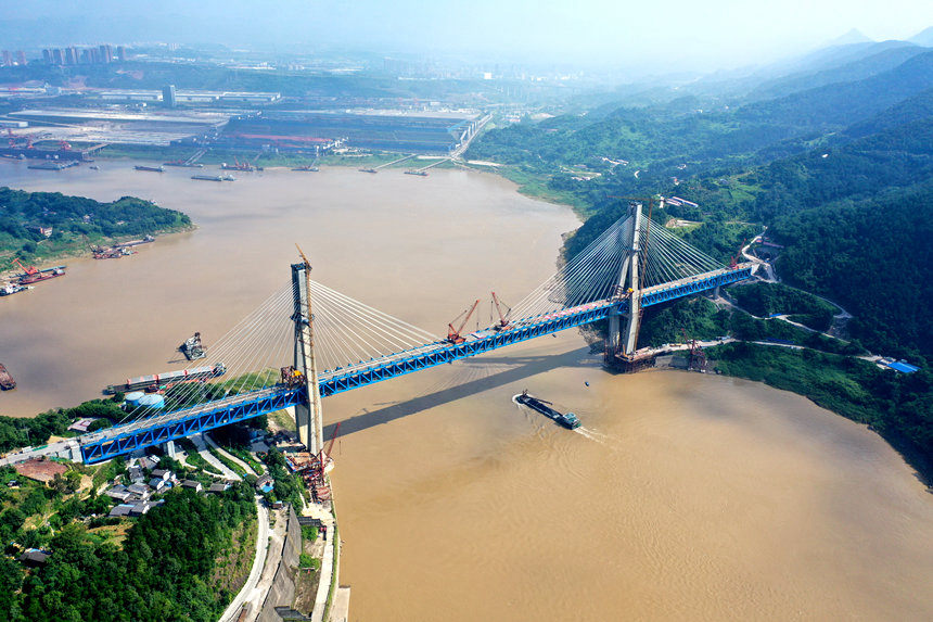 明月峡长江大桥全景。任承旺摄