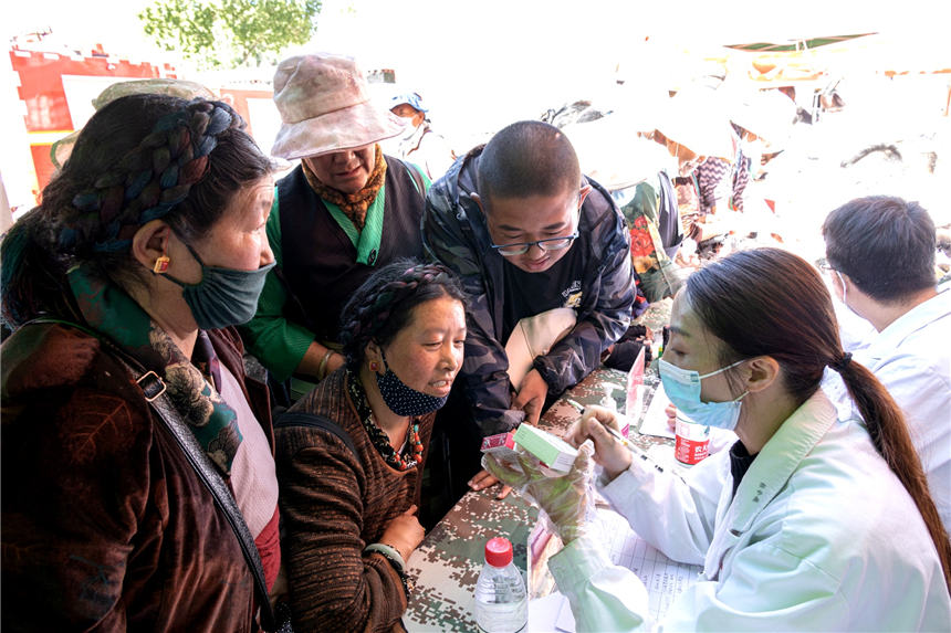 义诊现场，医护人员为藏族同胞耐心问诊。曾理 摄
