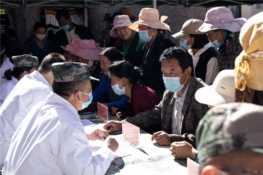 7月30日，新桥医院和陆军第九五三医院专家在西藏日喀则举行免费义诊活动。曾理 摄
