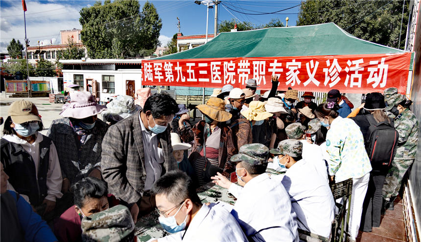 7月30日，新桥医院和陆军第九五三医院专家在西藏日喀则举行免费义诊活动。曾理 摄