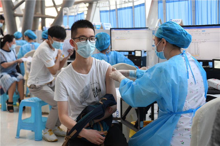 8月1日，医务人员正在为首批学生进行接种。郭旭 摄