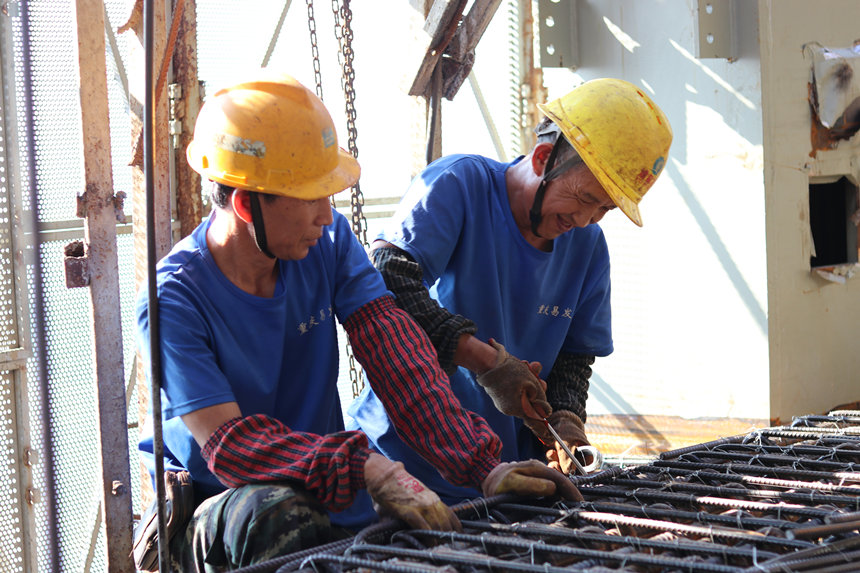 8月2日，在中建三局三公司承建的陆海国际中心项目，工人正在进行作业。戚星摄