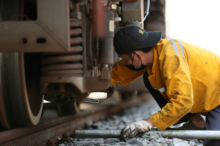 8月3日下午，成都局集团公司重庆供电段职工正在整备供电线路检修车列。冉杰摄