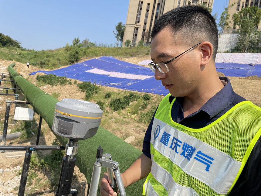 8月4日上午，重庆燃气集团管道维护分公司测绘探测人员现场监测。重庆燃气集团供图