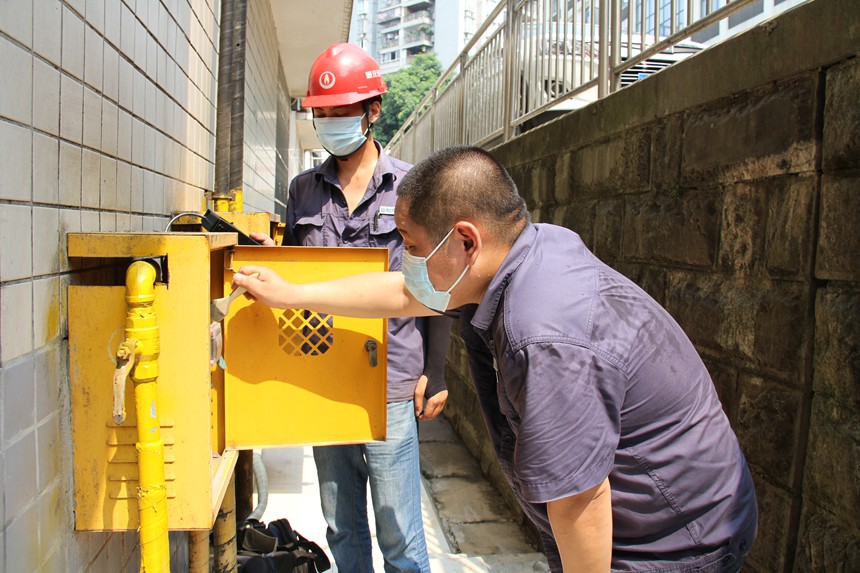 8月4日，重庆燃气集团江津公司维修人员进行气表巡检维护。重庆燃气集团供图