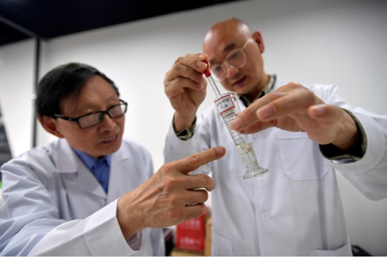 科研人员正在进行改性甲醇测试。广阳岛智创生态城供图
