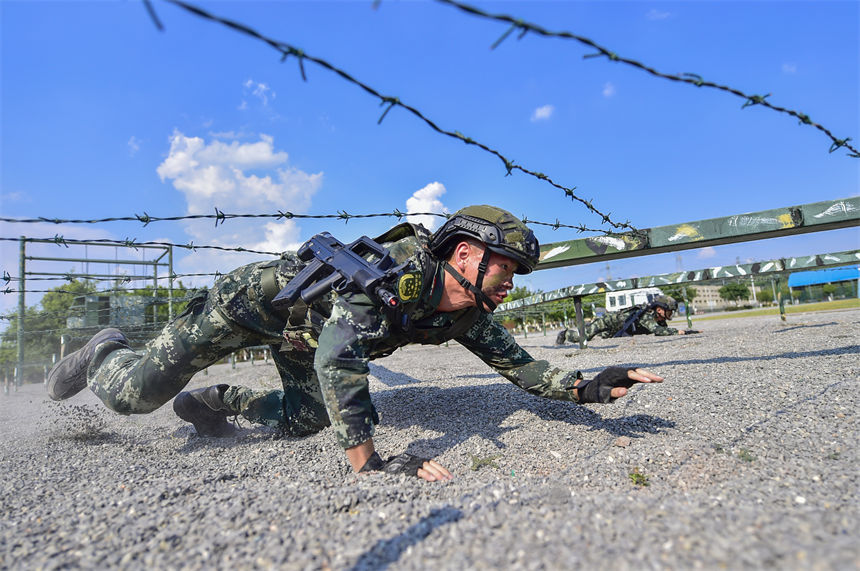 武警重慶總隊機動支隊偵察中隊官兵在進行通過障礙訓練。唐志勇 攝
