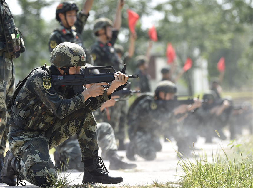 武警重庆总队机动支队侦察中队官兵在进行射击训练。唐志勇  摄