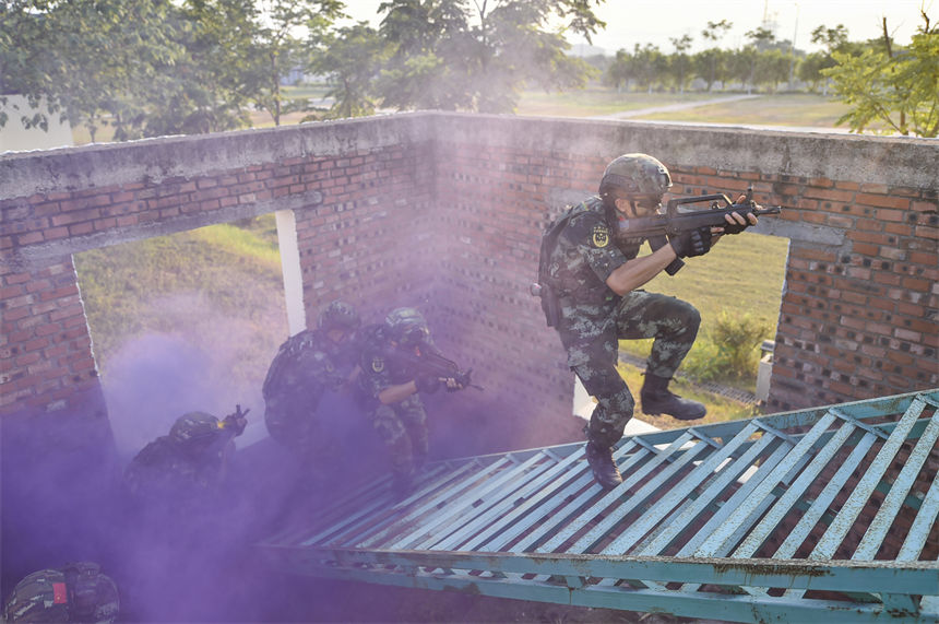 武警重庆总队机动支队侦察中队官兵在进行射击训练。唐志勇 摄