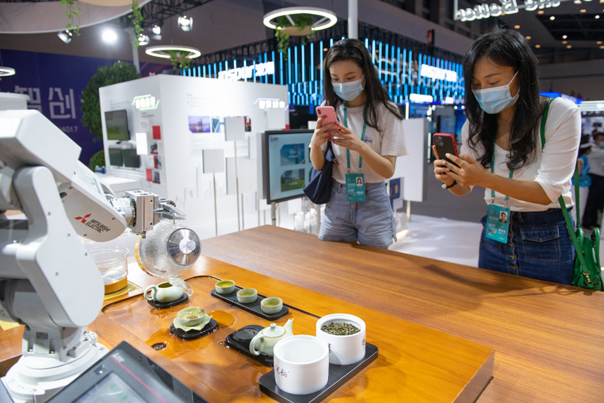 知名企业三菱电机带来的“茶艺机器人”。邹乐摄