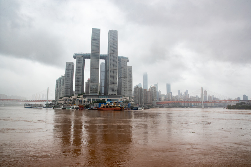 9月6日，“长江2021年第1号洪水”在长江上游形成。图为重庆朝天门码头。何超摄