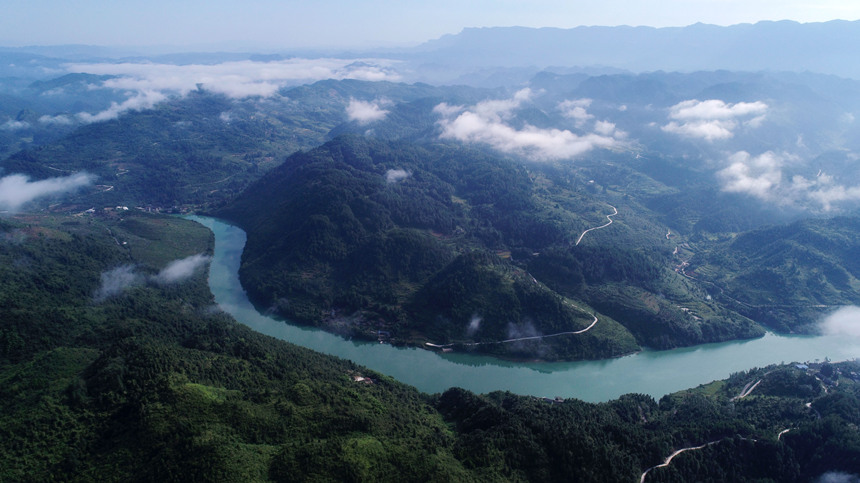 無人機航拍的重慶酉陽酉水河鎮河灣段景色。陳碧生攝
