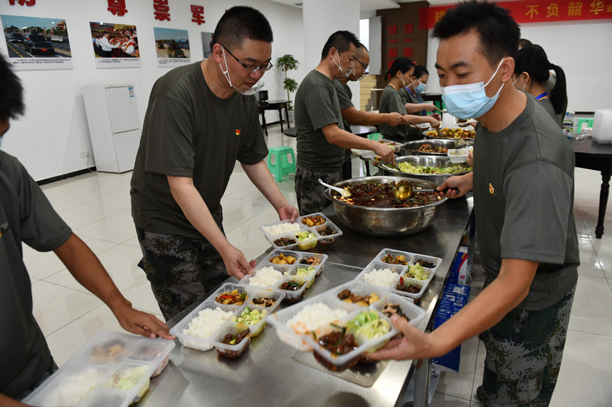 重慶市軍供站為數千名重慶籍和途徑重慶的新兵戰士提供飲食飲水保障服務。鄒樂攝
