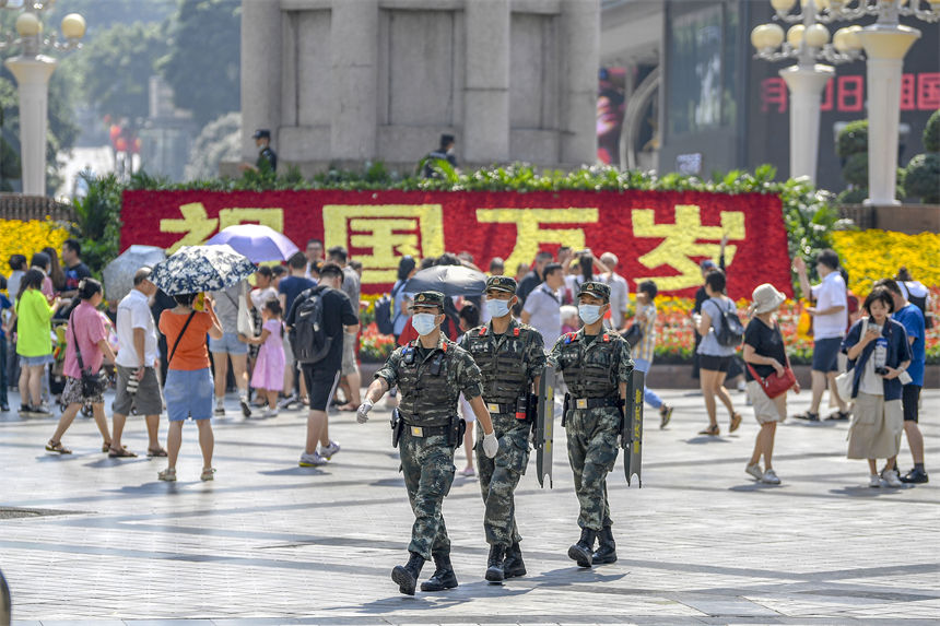 武警重庆总队执勤第二支队官兵在解放碑步行街进行武装巡逻。穆洪超摄